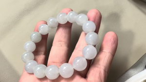 氷翡翠ビーズブレスレット