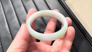 本翡翠卵型バングル