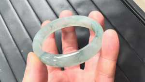 氷翡翠卵型バングル