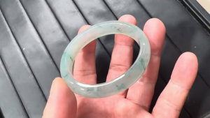 氷翡翠卵型バングル