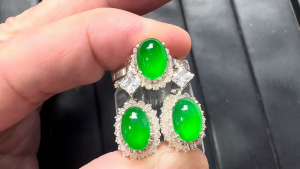 高級蛍光翡翠ルース３点セット　桃園の誓い