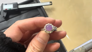 ラベンダー翡翠ルース　  花ボタン