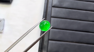 蛍光翡翠ルース