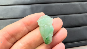 本翡翠カービング