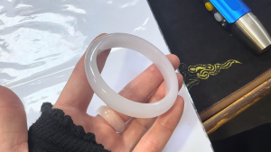 氷翡翠卵型バングル