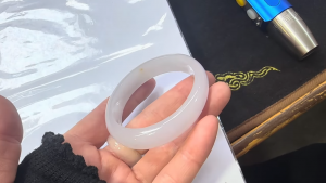 氷翡翠卵型バングル