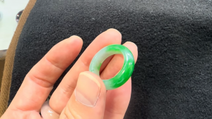 ろうかん翡翠くりぬきリング