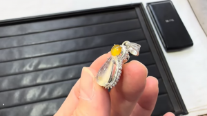 氷翡翠ルースペンダント