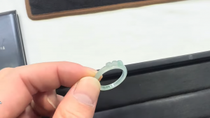 氷翡翠彫刻リング