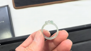 氷翡翠彫刻リング