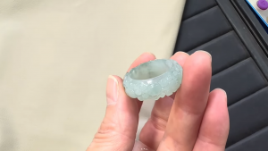 くりぬき氷翡翠彫刻リング