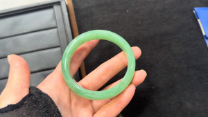 本翡翠バングル
