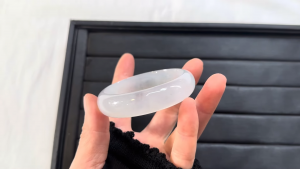氷翡翠バングル