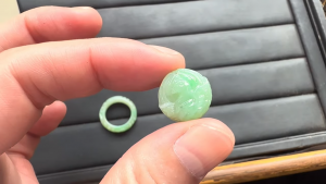 くりぬき翡翠彫刻リング&ペンダント