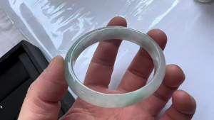 氷翡翠卵型バングル