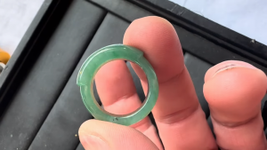 氷翡翠サドル型くりぬきリング