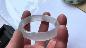 高級氷翡翠卵型バングル　窓の外