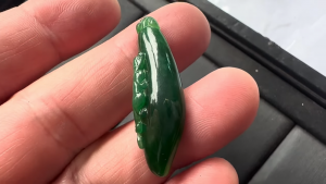 本翡翠カービング