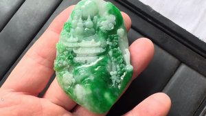 本翡翠カービング