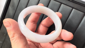 白翡翠バングル