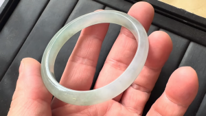 氷翡翠卵型バングル