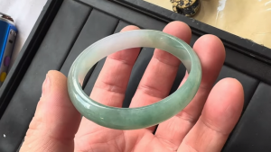 氷翡翠卵型バングル