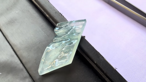 氷翡翠原石　菱の紋章
