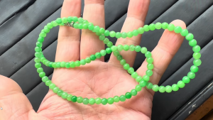 本翡翠ビーズネックレス　翡翠色に染まる