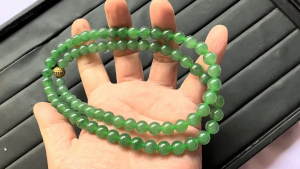 ろうかん翡翠ビーズネックレス