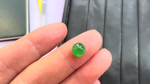 高級蛍光翡翠ルース