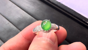 格安蛍光翡翠ルース