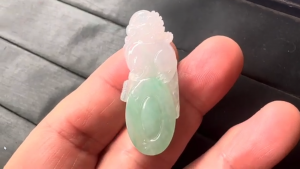 氷翡翠カービング　獅子奮迅