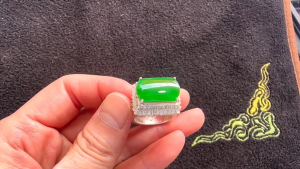 ろうかん翡翠ファンシーカットルース　サイドステップ