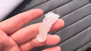 氷翡翠カービング　竜っつぁん