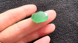 ろうかん翡翠原石　アズユーライク