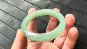 本翡翠バングル