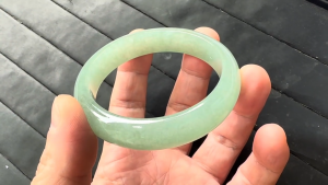 本翡翠バングル