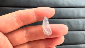 氷翡翠カービング　慈愛の手