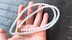 氷翡翠ビーズネックレス