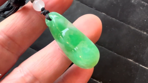 本翡翠カービングネックレス