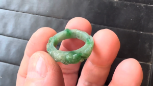 格安本翡翠彫刻リング　お守りにも