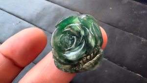 氷翡翠カービング　バラが咲いた