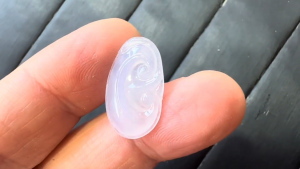 ラベンダー翡翠カービング