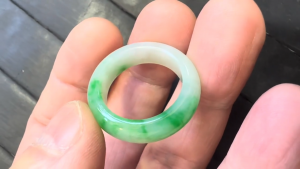 くりぬきろうかん翡翠リング　白の翠線