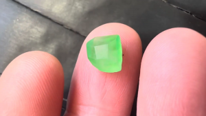 蛍光翡翠原石　晴れ色