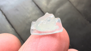 氷翡翠カービング　カエルちゃん