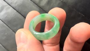 くりぬきろうかん翡翠リング　翠に映える