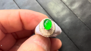 蛍光翡翠ルース　光莉