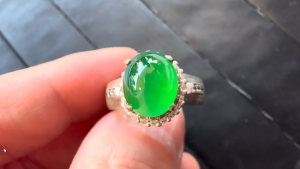 ろうかん翡翠ルース　緑かぜ