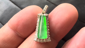 蛍光翡翠ペンダント